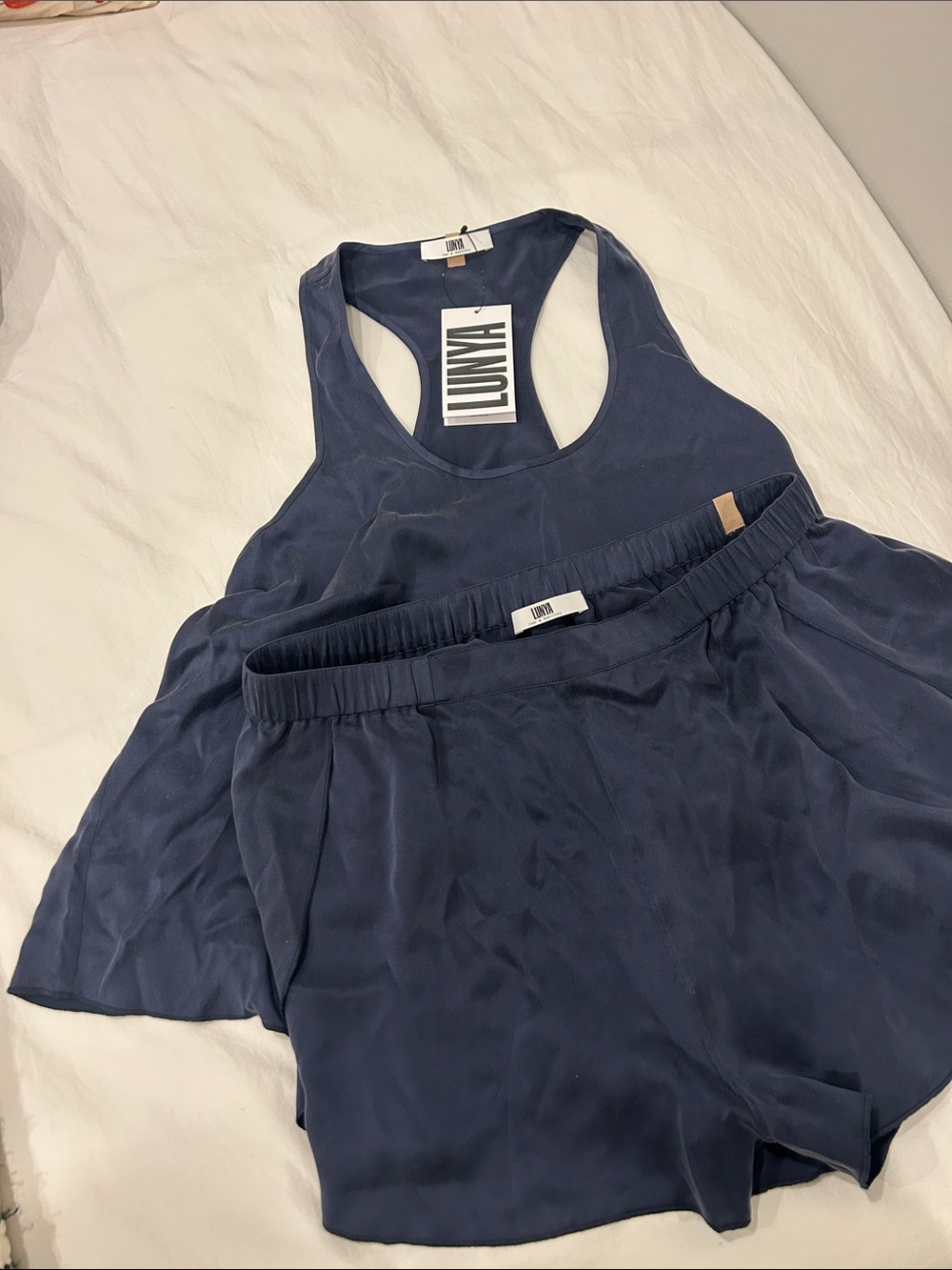 NWT: LUNYA Washable Silk Tulip Back Set - Picture 3 of 4